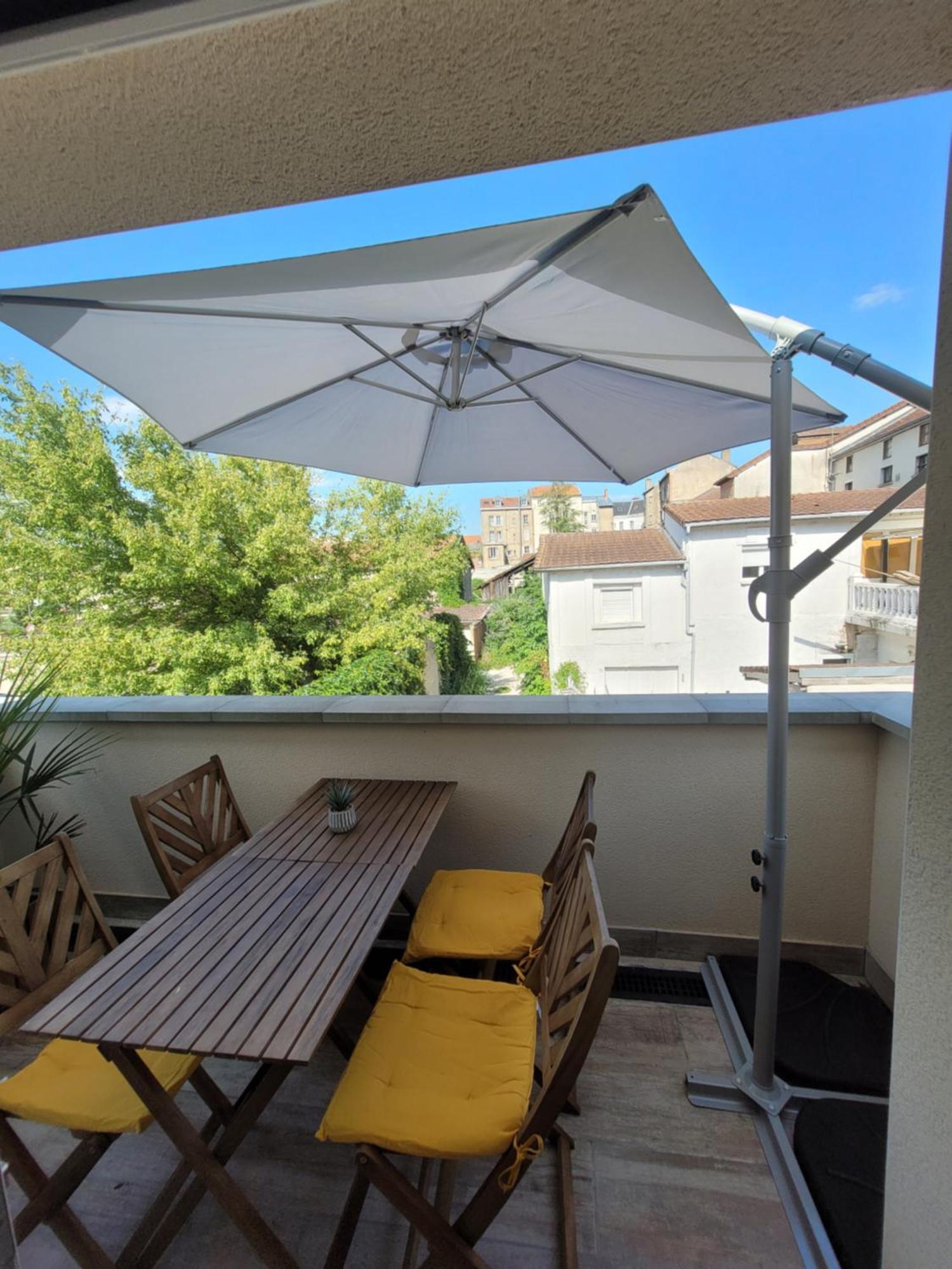 Soleil D'Ete: Balcony Retreat with Netflix & Free Parking Apartment Chalons-en-Champagne Exterior photo
